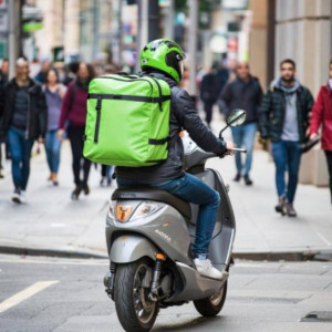 Во Владимирской области могут запретить езду курьеров по тротуарам