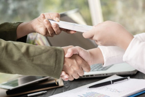 В Александрове мужчина за 5 тыс. рублей выдал себя за директора четырех фирм