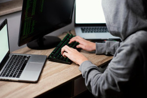 Эксперты банка рассказали о цифровых сервисах, которые помогают защитить деньги от мошенников