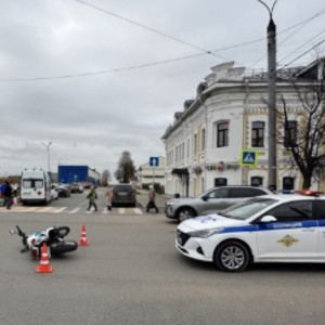 В Коврове мотоциклист упал во время поездки около вокзала