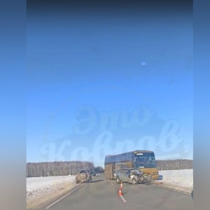 Во Владимирской области на трассе столкнулись рейсовый автобус и легковушка