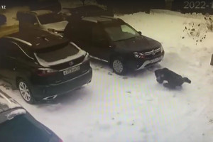 Во Владимире на прохожего упала глыба снега с крыши 
