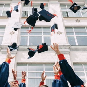 Во Владимире решили повременить с парадом выпускников