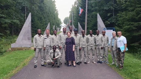 Отряд летчиков из Конго посетил мемориал Юрия Гагарина в Киржаче