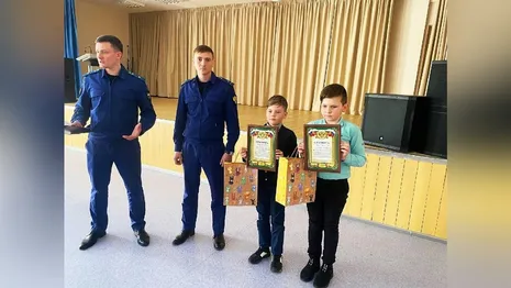 Двух школьников из Камешково наградили за помощь в поимке наркоторговца 