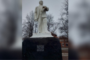 В Вязниках начал разваливаться памятник Ленину