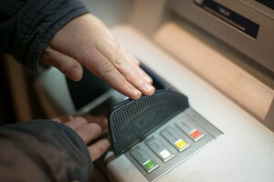 Сбербанк заблокировал переводы в другие банки через банкоматы