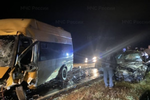 В Суздальском районе микроавтобус столкнулся с легковушкой: минимум 1 человек пострадал