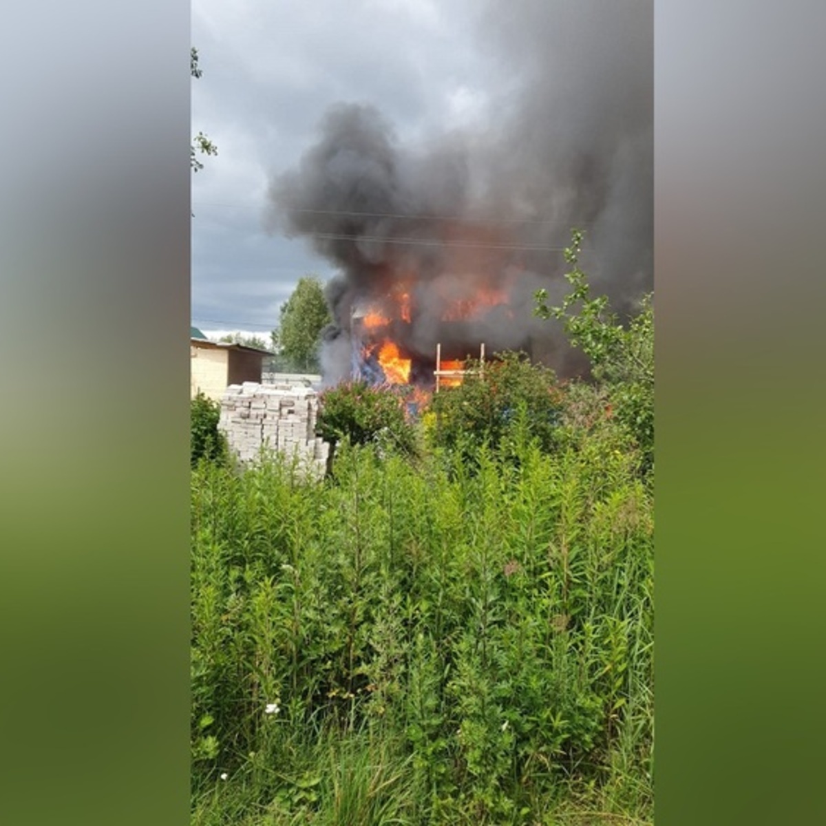 Во Владимирской области мощный пожар охватил дачный дом - День во Владимире