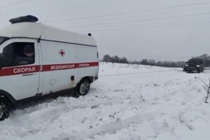 Во Владимире машина скорой застряла в снегу