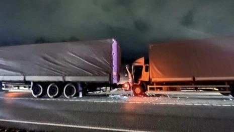 На М-7 во Владимире столкнулись две фуры: один из водителей пострадал