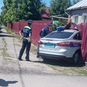 Под Вязниками машина ДПС протаранила забор