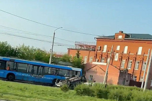 Во Владимире у Молодежного сквера перевернулось авто