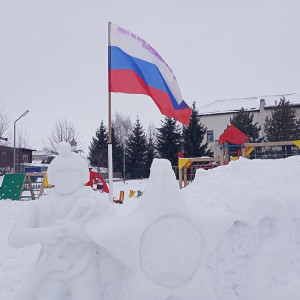 Беженец из Артемовска создал «военную» снежную скульптуру в Юрьев-Польском