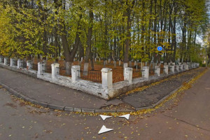 Во Владимире в Курсантском сквере заменят аварийное ограждение 