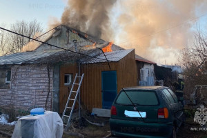 В Александровском районе загорелся частный дом