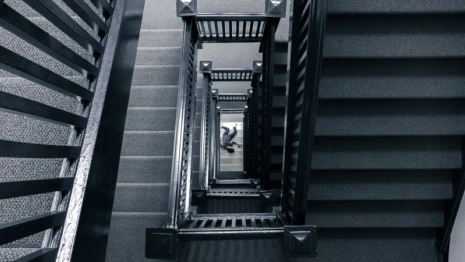 Во Владимире в подъезде обнаружили труп мужчины со следами от уколов