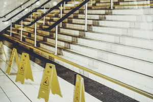 Жительница Гусь-Хрустального отсудила 307 тыс. рублей за падение в торговом центре