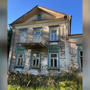 В Кольчугино памятник культуры 19-го века превратился в разрушенный домишко