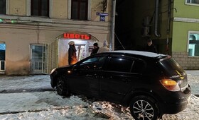 Во Владимире автомобилистка на Opel Astra влетела в цветочный магазин