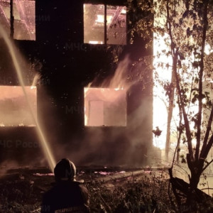 В Струнино мощный пожар охватил заброшенный дом