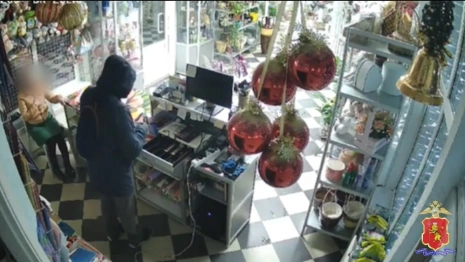 Во Владимире 37-летний мужчина с ножом ограбил цветочный магазин