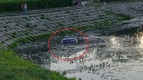 В Александрове «Нива» улетела в реку