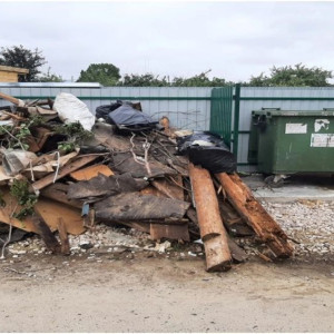 В Вязниках мусор перекрыл дорогу у дома престарелых