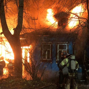 Во Владимире семья с 3 детьми успела выбежать из охваченного огнем дома