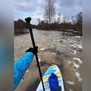 Во Владимирской области жители сплавились на сапах по разлившейся в половодье реке