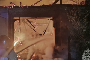 В поселке под Александровом загорелся склад с сеном