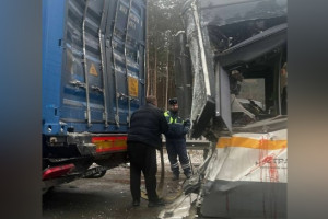 На границе с Владимирской областью автобус влетел в грузовик 
