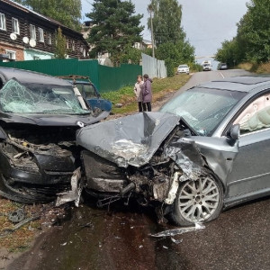 Во Владимирской области две машины столкнулись лоб в лоб 