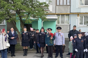 Владимирские полицейские поздравили с Днем Победы ветерана Бориса Павлова