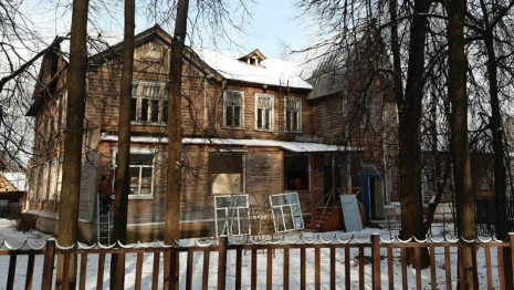 Московский депутат вмешалась в «беспредел» со сказочным теремом в Кольчугино