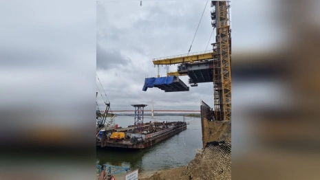 В Муроме на мосту через Оку уложили первые панели пролетов 