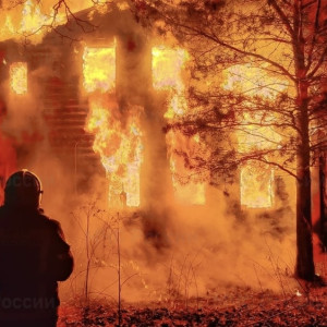 Мощный пожар уничтожил частный дом в Александровском районе