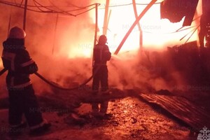Во Владимирской области мощный пожар охватил обувной склад