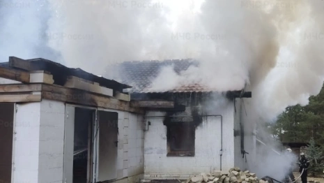 В Судогодском районе мощный пожар охватил кирпичный дом