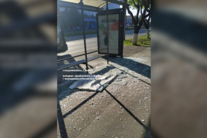 Во Владимире чиновники рассказали о судьбе разбитой остановки на улице Комиссарова