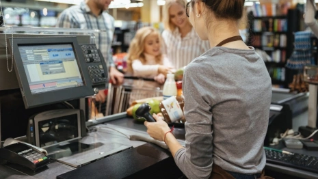 В Киржаче товаровед вынесла деньги из сейфа и кассы магазина