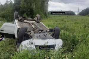 Под Ковровом женщина застряла в перевернувшейся машине
