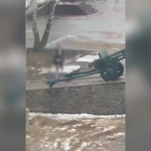 В Муроме женщина станцевала в нижнем белье у мемориала на площади Победы