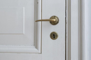 В Коврове женщина с подозрением на инсульт оказалась взаперти в квартире