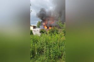 Во Владимирской области мощный пожар охватил дачный дом