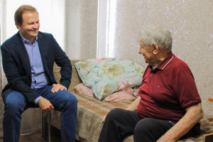 «Взяли две сумки и собаку». Во Владимир из Мариуполя чудом перебрался 95-летний ветеран