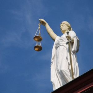 Жительницу Владимира оштрафовали за антивоенный плакат на забеге Дедов Морозов