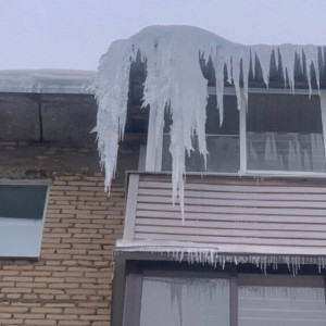 В Александрове на крыше дома повисла смертельно опасная сосулька