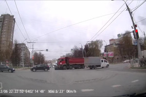 Момент ДТП со скорой и фурой во Владимире попал на видео