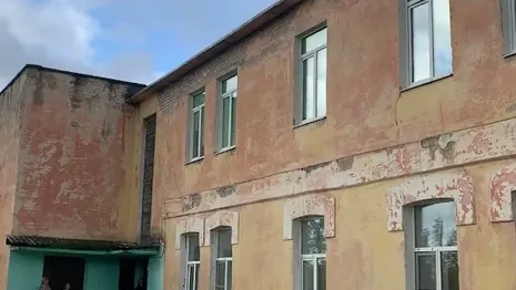 Во Владимирской области детей вынудили ходить в разрушающуюся поселковую школу